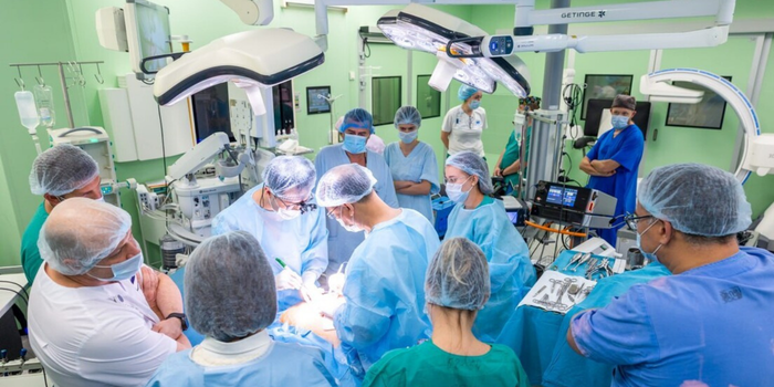 Rússia anuncia primeiro transplante de medula espinhal do país. Cirurgia realizada em Moscou durou 12 horas e envolveu cooperação médica com a China.