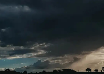 Inmet alerta para tempestades em diversas regiões do Brasil nesta quinta-feira (22). Confira a previsão do tempo, os riscos e as temperaturas nas capitais.