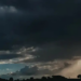 Inmet alerta para tempestades em diversas regiões do Brasil nesta quinta-feira (22). Confira a previsão do tempo, os riscos e as temperaturas nas capitais.