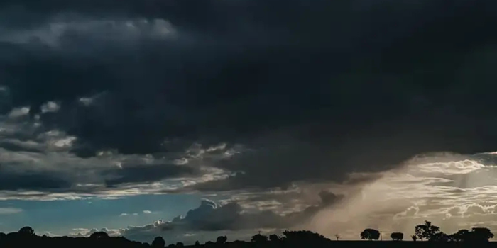 Inmet alerta para tempestades em diversas regiões do Brasil nesta quinta-feira (22). Confira a previsão do tempo, os riscos e as temperaturas nas capitais.