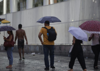 Rio de Janeiro terá previsão de chuva com raios e ventos de até 76 km/h neste domingo (25), dia do segundo turno das eleições. Confira as temperaturas e os alertas de segurança.