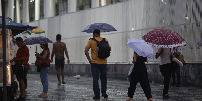 Rio de Janeiro terá previsão de chuva com raios e ventos de até 76 km/h neste domingo (25), dia do segundo turno das eleições. Confira as temperaturas e os alertas de segurança.