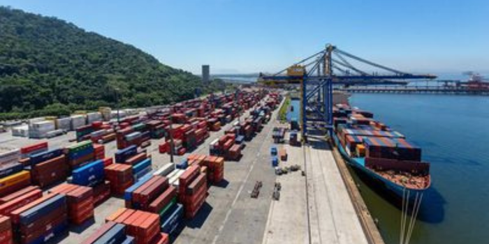 Exportações do Brasil avançam 27,9% na média diária até a quarta semana de outubro. Superávit comercial chega a US$ 7,4 bilhões no mês.