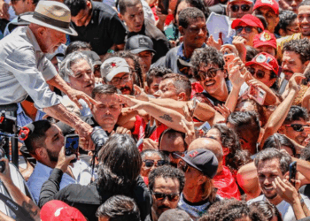 Lula anuncia recurso judicial contra a suspensão do canal “Exército do Lula” no WhatsApp, determinada pelo TSE após pedido da campanha de Flávio Bolsonaro.