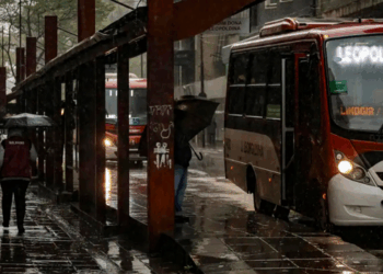 Previsão do tempo para segunda-feira (5) aponta chuva e trovoadas em várias regiões do Brasil, com alerta laranja para tempestades.