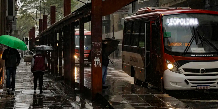 Previsão do tempo para segunda-feira (5) aponta chuva e trovoadas em várias regiões do Brasil, com alerta laranja para tempestades.