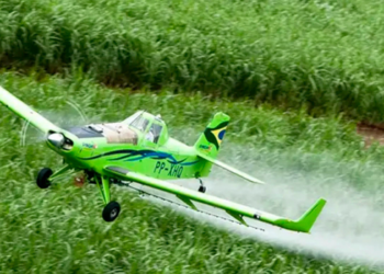 Estudo da Oxfam denuncia a exportação de pesticidas proibidos na União Europeia. Brasil aparece como segundo maior importador e enfrenta alertas sobre saúde e meio ambiente.