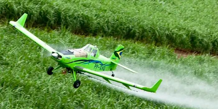 Estudo da Oxfam denuncia a exportação de pesticidas proibidos na União Europeia. Brasil aparece como segundo maior importador e enfrenta alertas sobre saúde e meio ambiente.