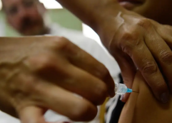 Pesquisa aponta redução de quase 78% nas consultas por lesões pré-cancerígenas do colo do útero em adolescentes após a vacinação contra o HPV no SUS.
