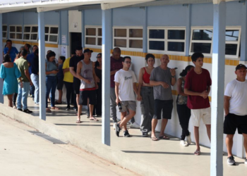 Ministro Cristiano Zanin, do STF, amplia horário de votação até as 19h em todo o Brasil após denúncias de dificuldades no transporte coletivo durante as eleições de 2026.