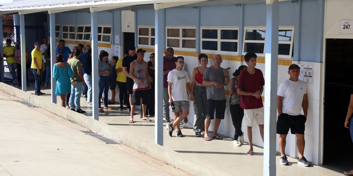 Ministro Cristiano Zanin, do STF, amplia horário de votação até as 19h em todo o Brasil após denúncias de dificuldades no transporte coletivo durante as eleições de 2026.