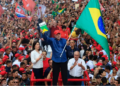 Lula é reeleito presidente do Brasil em 2026 após vencer Flávio Bolsonaro no segundo turno. Confira o resultado, as propostas e a trajetória política do petista.