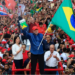 Lula é reeleito presidente do Brasil em 2026 após vencer Flávio Bolsonaro no segundo turno. Confira o resultado, as propostas e a trajetória política do petista.