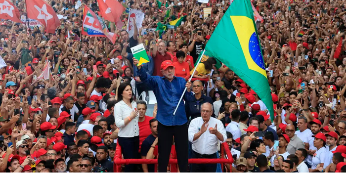 Lula é reeleito presidente do Brasil em 2026 após vencer Flávio Bolsonaro no segundo turno. Confira o resultado, as propostas e a trajetória política do petista.