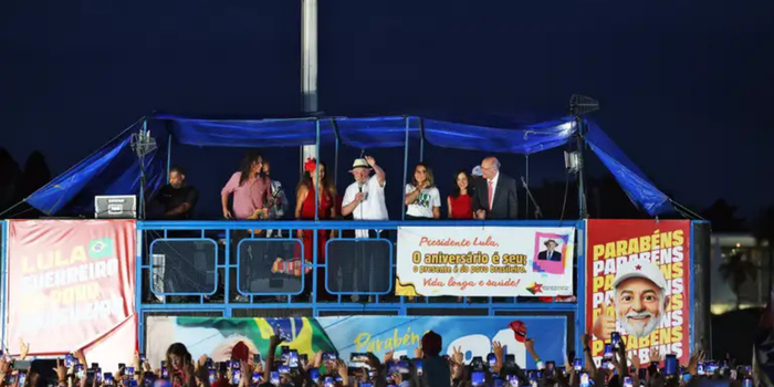 Lula critica suposta ida de Flávio Bolsonaro aos EUA após as eleições. Senador é alvo de investigações sobre apostas online e financiamento de filme.
