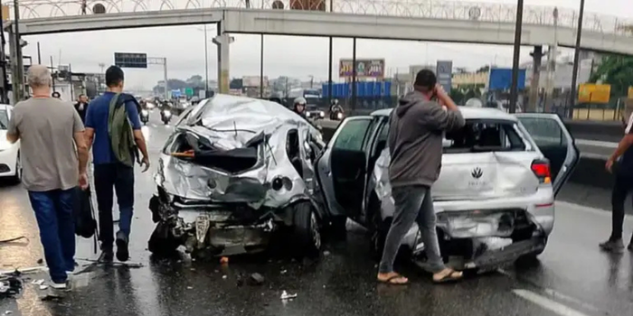 Acidente envolvendo 20 veículos na Rodovia Presidente Dutra, em São João de Meriti, deixou pelo menos 11 feridos e provocou a morte do motorista de um ônibus.
