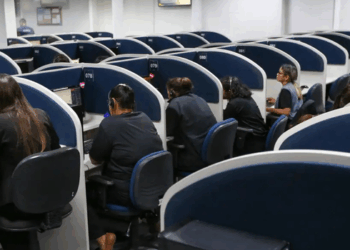 Ligue 180 registra 1.564 denúncias de violência política contra mulheres entre janeiro e agosto de 2026, com destaque para casos envolvendo mulheres pretas e pardas.