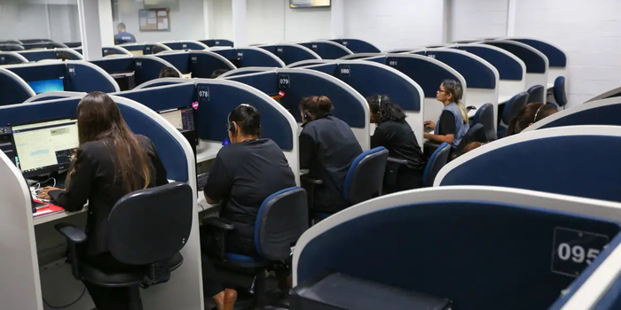 Ligue 180 registra 1.564 denúncias de violência política contra mulheres entre janeiro e agosto de 2026, com destaque para casos envolvendo mulheres pretas e pardas.
