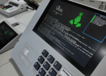 Urna eletrônica completa 30 anos em 2026. Entenda como surgiu o sistema de votação brasileiro, seus mecanismos de segurança e as formas de auditoria dos votos.
