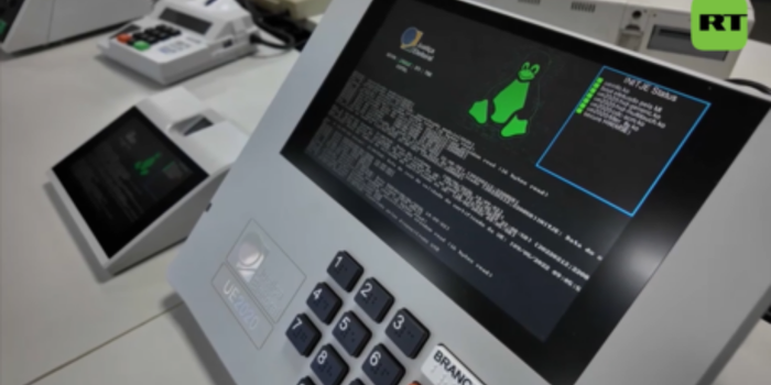 Urna eletrônica completa 30 anos em 2026. Entenda como surgiu o sistema de votação brasileiro, seus mecanismos de segurança e as formas de auditoria dos votos.
