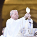 Na festa de Nossa Senhora Aparecida, arcebispo defende o desarmamento, condena a violência e pede atenção à fome e à pobreza. Santuário recebeu romeiros de várias regiões.
