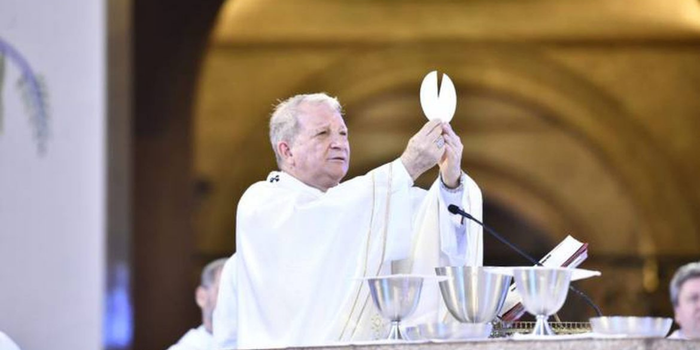 Na festa de Nossa Senhora Aparecida, arcebispo defende o desarmamento, condena a violência e pede atenção à fome e à pobreza. Santuário recebeu romeiros de várias regiões.
