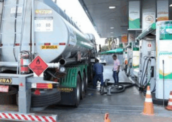 Governo federal garante abastecimento de diesel em outubro, anuncia subsídio adicional para importadores e prorroga medidas tributárias para gasolina e etanol.