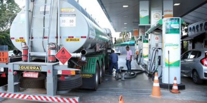 Governo federal garante abastecimento de diesel em outubro, anuncia subsídio adicional para importadores e prorroga medidas tributárias para gasolina e etanol.
