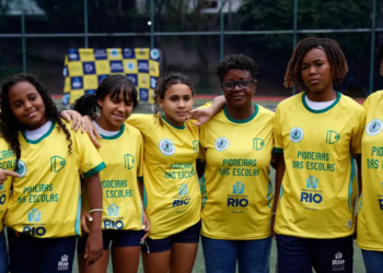 Ex-jogadoras da Seleção Brasileira visitam escola municipal no Rio de Janeiro, compartilham experiências contra o preconceito e inspiram alunas por meio do futebol.