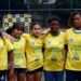 Ex-jogadoras da Seleção Brasileira visitam escola municipal no Rio de Janeiro, compartilham experiências contra o preconceito e inspiram alunas por meio do futebol.