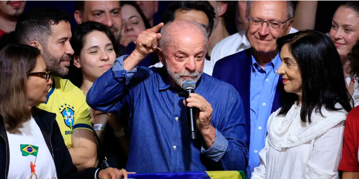 Lula é reeleito presidente em 2026 e promete mudar a forma de governar o Brasil, com investimentos na economia digital e novas prioridades para o país.