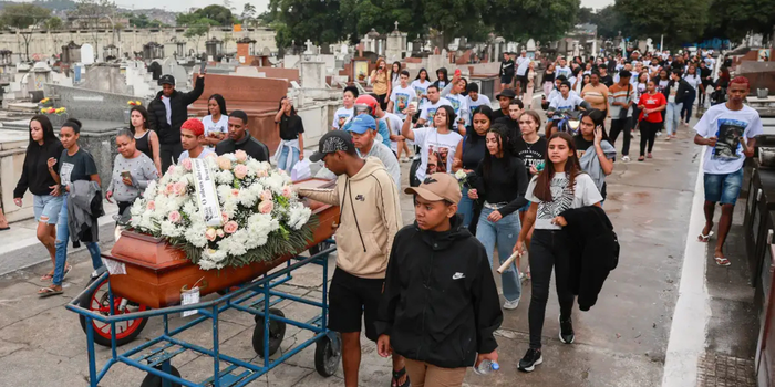 Um ano após a Operação Contenção, no Rio de Janeiro, investigações sobre 121 mortes continuam em andamento, com relatos de violações de direitos humanos e denúncias contra policiais.