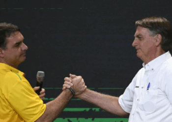 Defesa de Jair Bolsonaro pede ao STF o fim da restrição que impede visitas de Flávio Bolsonaro durante o período de prisão domiciliar.