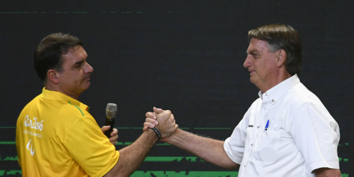 Defesa de Jair Bolsonaro pede ao STF o fim da restrição que impede visitas de Flávio Bolsonaro durante o período de prisão domiciliar.