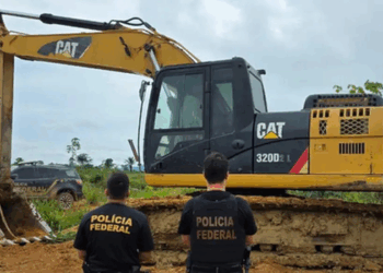 Polícia Federal apreende máquinas e celulares durante operação contra garimpo ilegal em Tucumã, no Pará, e investiga possíveis condições análogas à escravidão.