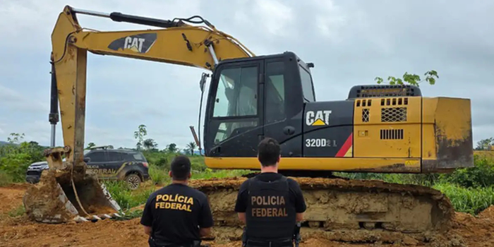 Polícia Federal apreende máquinas e celulares durante operação contra garimpo ilegal em Tucumã, no Pará, e investiga possíveis condições análogas à escravidão.