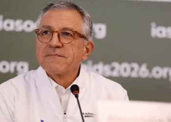 Alexandre Padilha solicita direito de resposta à revista Veja após reportagem sobre Daniel Vorcaro e Lula. Polícia Federal nega a existência do depoimento citado.
