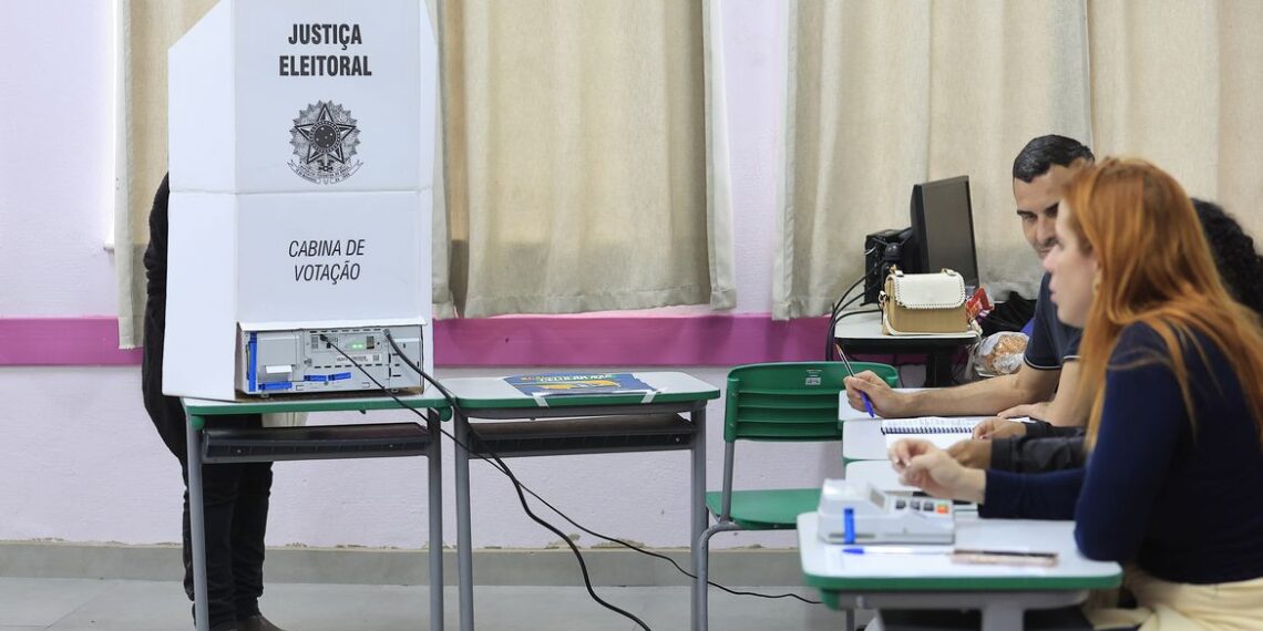 Polícia Militar de São Paulo detém cinco pessoas por crimes eleitorais no segundo turno das eleições de 2026, incluindo registros de fotos das urnas e uso de celular.