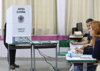 Polícia Militar de São Paulo detém cinco pessoas por crimes eleitorais no segundo turno das eleições de 2026, incluindo registros de fotos das urnas e uso de celular.