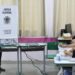 Polícia Militar de São Paulo detém cinco pessoas por crimes eleitorais no segundo turno das eleições de 2026, incluindo registros de fotos das urnas e uso de celular.