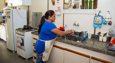Donas de casa de baixa renda podem contribuir com 5% do salário mínimo ao INSS. Saiba quem tem direito, quais benefícios estão disponíveis e como fazer o pagamento.